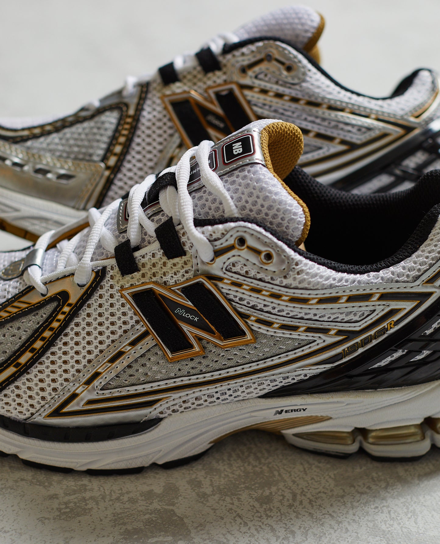 New Balance M1906RA (9.5) white black